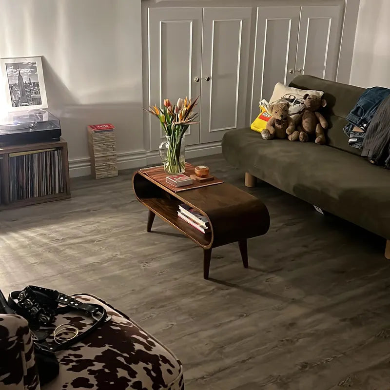 Τραπεζάκι Σαλονιού σε Σκανδιναβικό Στυλ από Μασίφ Ξύλο Καρυδιά IN3424