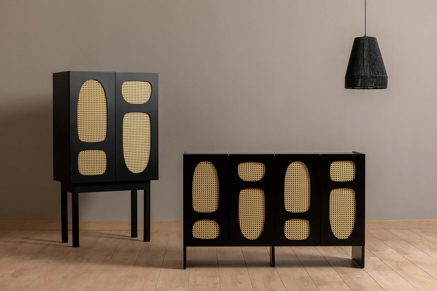 Ψηλό Ντουλάπι Μπουφές Κονσόλα Ντουλάπι με Συρτάρι Boho Μαύρο 141HWR1116