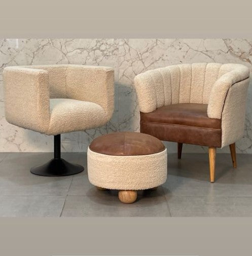 Moderner Sessel, drehbar und fester handgefertigter Bouclé-Hocker in Creme mit Leder und Holz IN3535