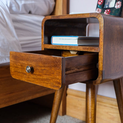 Στενό Κομοδίνο 30 εκ για Μικρούς Χώρους με Συρτάρι Μασίφ Ξύλο σε Χρώμα Καστανιάς IN3911